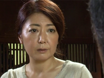 息子に見られてるは知らず義父チンポとハメりまくる熟女母！