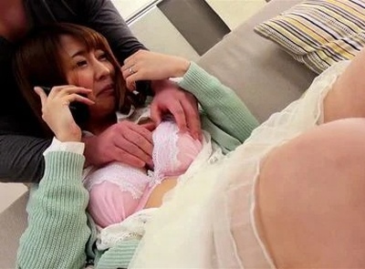 「旦那は出張して…我慢できなくて/////////」旦那に電話しながらセフレとの関係に覚えれる不貞妻