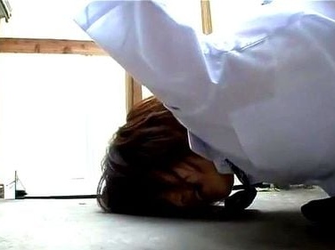 突然2人組の男に襲われ手錠で拘束…鍵は膣内に隠されてしまう！！！