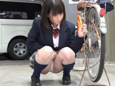 恥ずかしがりながらも自分からパンツ見せてくる女子校生に誘われて…
